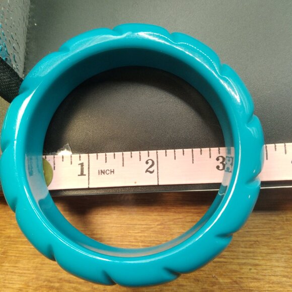 Vintage Carved Blue Banglle plastic bracelet - Picture 4 of 4